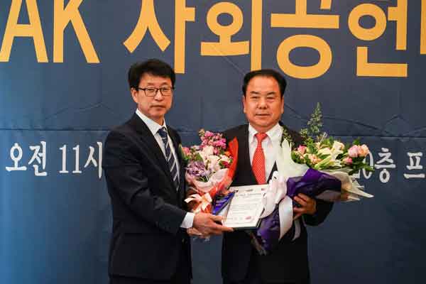 이우현-국회의원.j대한인터넷신문협회 이치수 회장으로부터 국회의정부문 pg