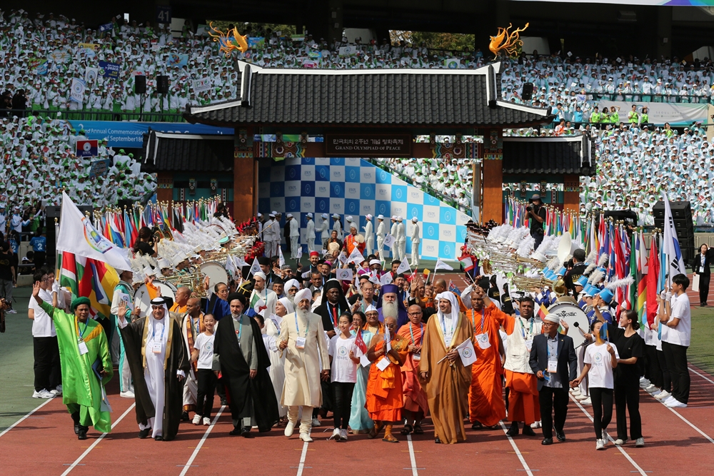 18일 서울 잠실 올림픽 주경기장에서 열린 ‘만국회의 2주년 기념 평화축제’에서 종교지도자들이 입장하고 있는 모습이다.jpg