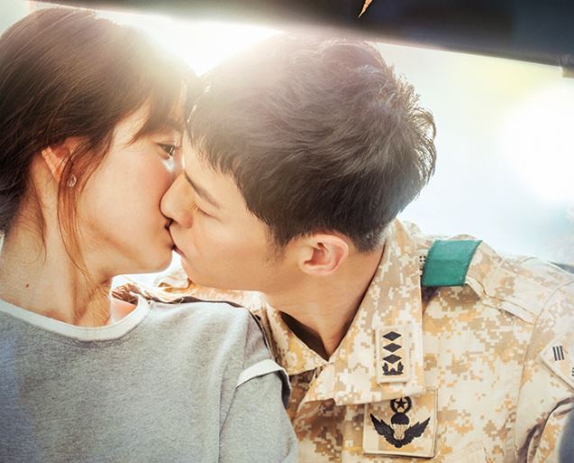 ‘태양의 후예’ 송중기-송혜교 커플의 달콤한 입맞춤 ‘눈길’
