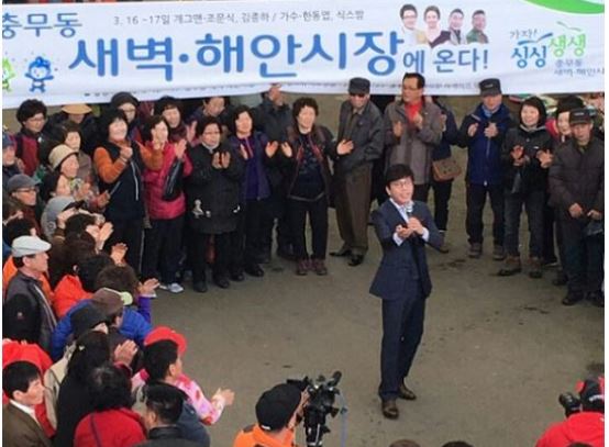 어머니를 그리는 '검정고무신' 부산 충무시장에 울려 퍼진다