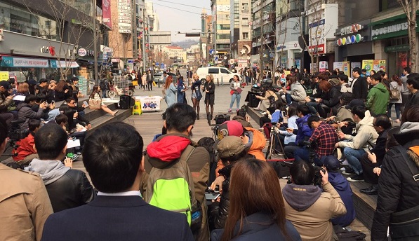 주말! 신촌 버스킹 문화의 새바람 일으킨 정서 회복 프로젝트 무대