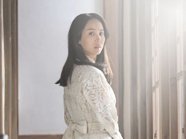 조여정, 햇살을 받아 더욱 빛나는 미모 발산…남심 저격