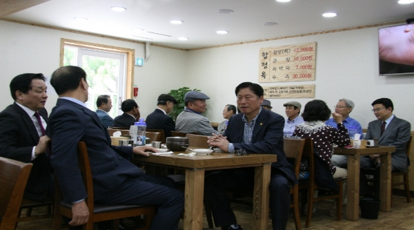 [4.13 총선 뒷이야기] “굴러온 돌이 박힌 돌을 뺏다”