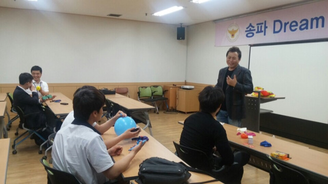 인성마술로 청소년들에게 인기 끄는 송파경찰서