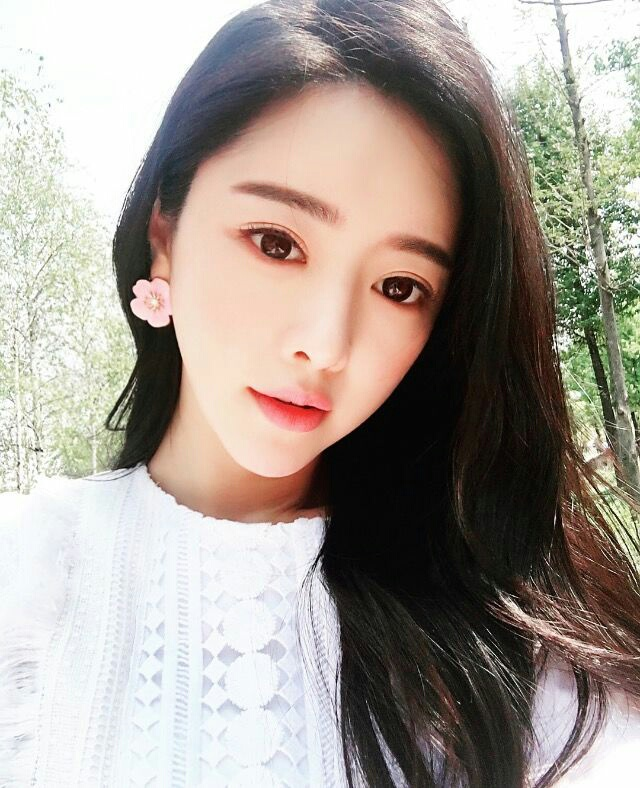 홍수아, 화보 촬영 중 빛나는 “대륙여신의 독보적인 미모”