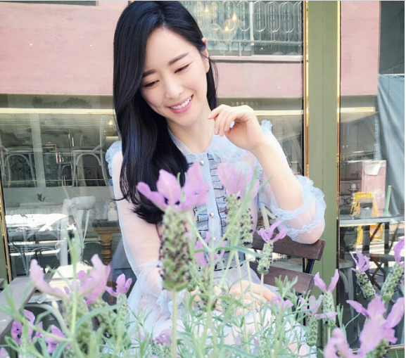 '한류여신' 홍수아, 中 런칭 잡지 커버 모델 발탁 ‘역시 한류대세’