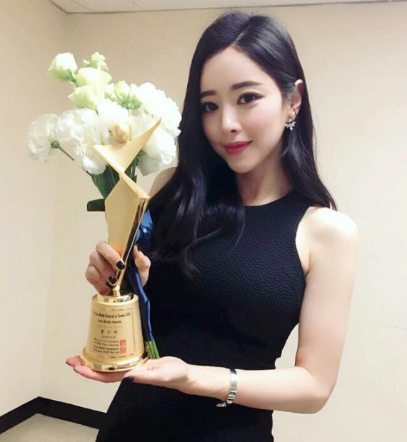‘아시아특별상 수상’ 홍수아, ‘2016 아시아 모델 어워즈’ 빛낸 “대륙의 별”