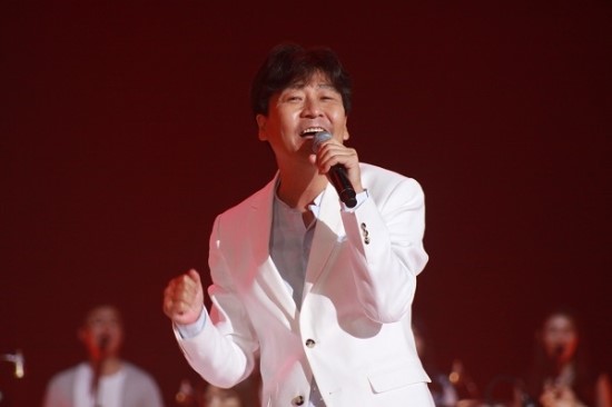 콘서트 7080에서 열창하는 '동갑내기 프로젝트' 가수 이정석