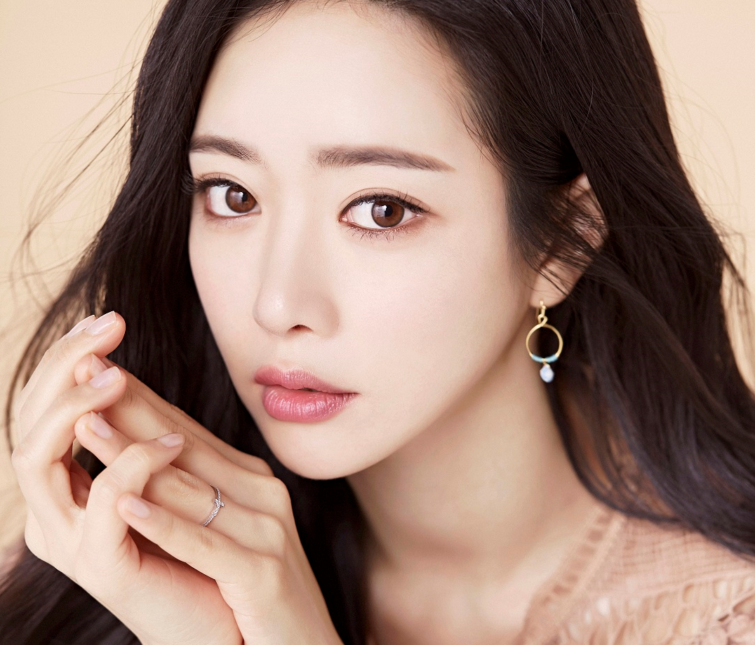 홍수아, 대륙 매료시킨 투명 피부로 화장품 재계약 “광고퀸 등극”