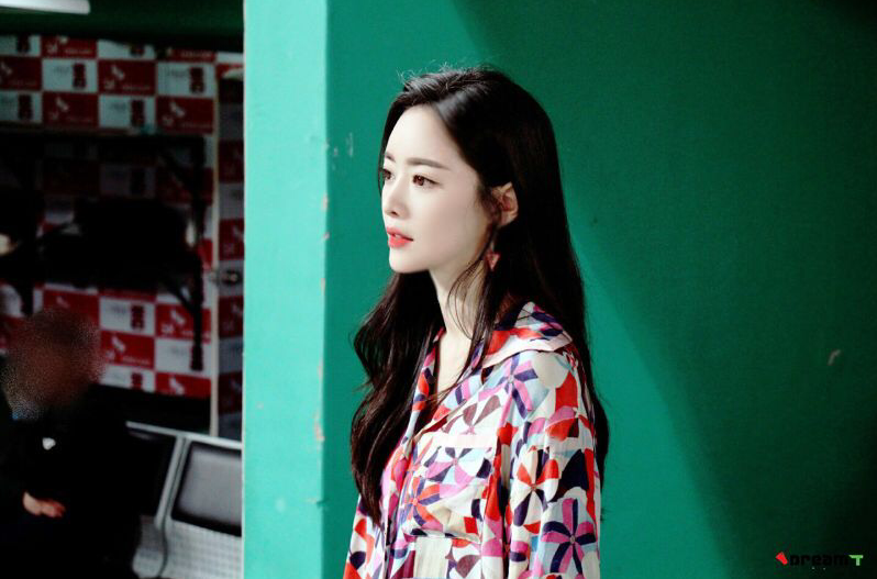 홍수아, 男心 홀리는 ‘내일은 시구왕’ 비하인드컷 공개
