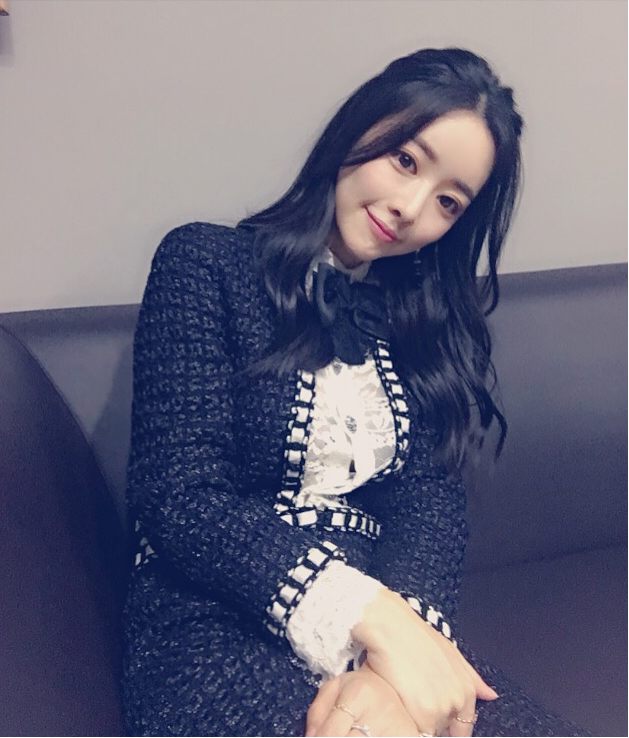 홍수아, 격식 있는 시상식 패션 공개∙∙∙ ‘기품 美 발산’