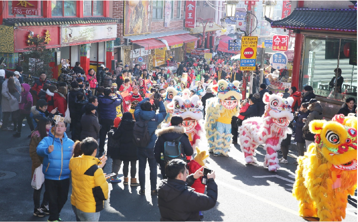 侨华人春节巡游大联欢 “中国味十足”迎新年