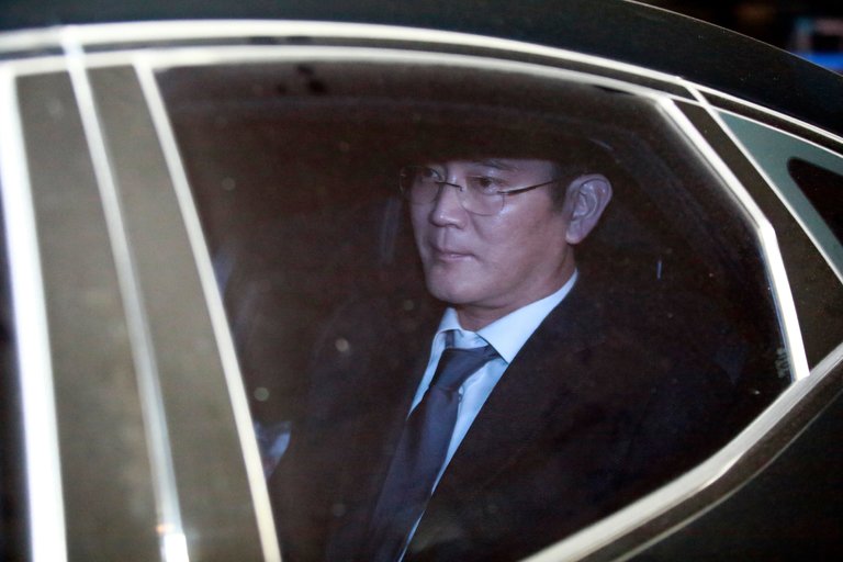 뉴욕타임스 "이재용 구속, 정경유착 종식 극적 전환점"