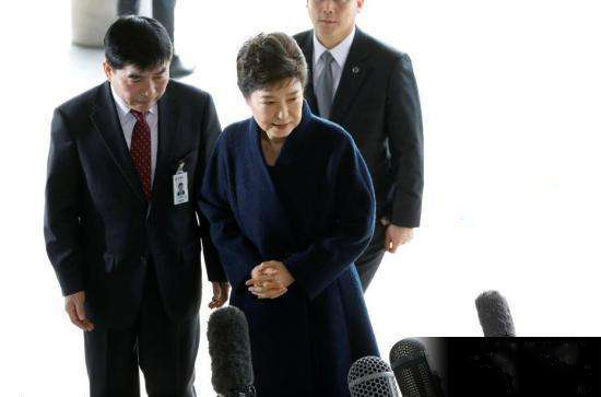 검찰, 박근혜  전 대통령에게 구속영장 청구