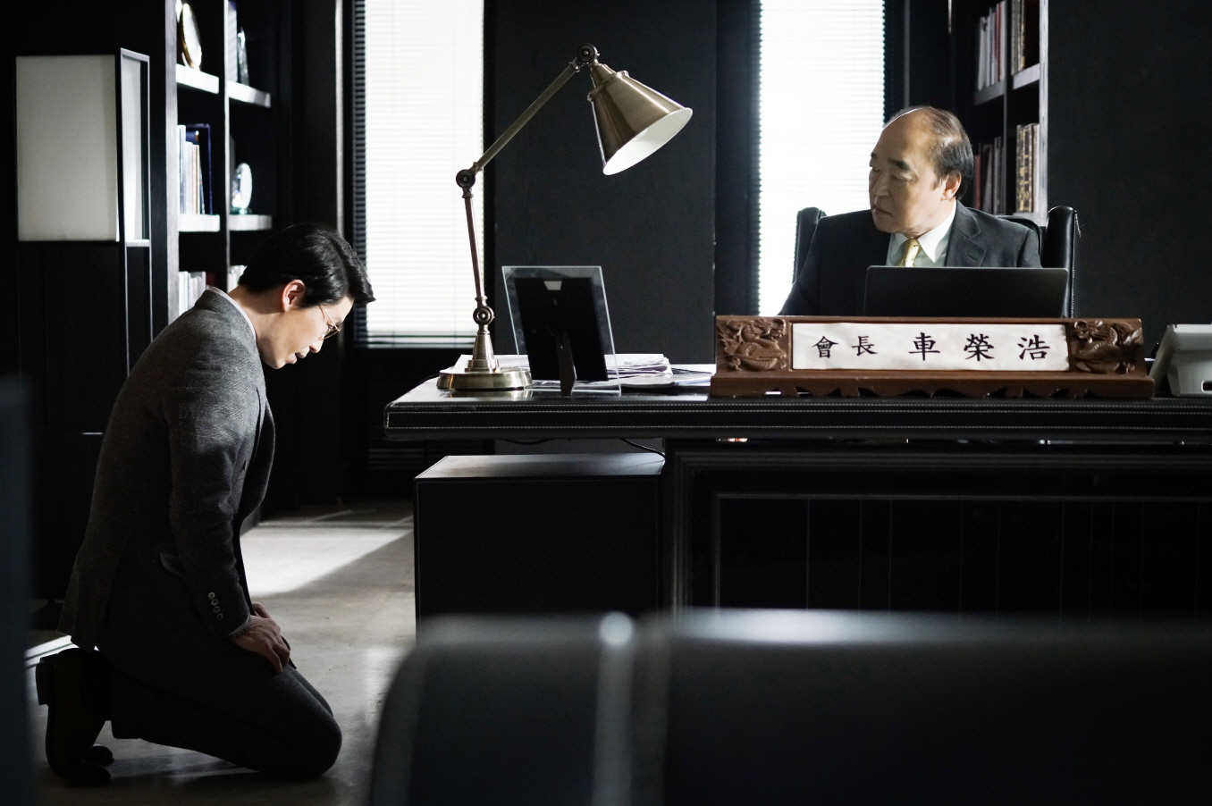 ‘피고인’ 희대의 악마 차민호, 아버지 바짓가랑이를 붙잡고…