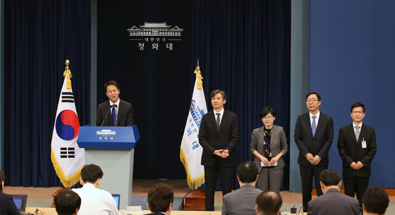 민정수석 조국, 인사수석 조현옥, 홍보수석 윤영찬 임명