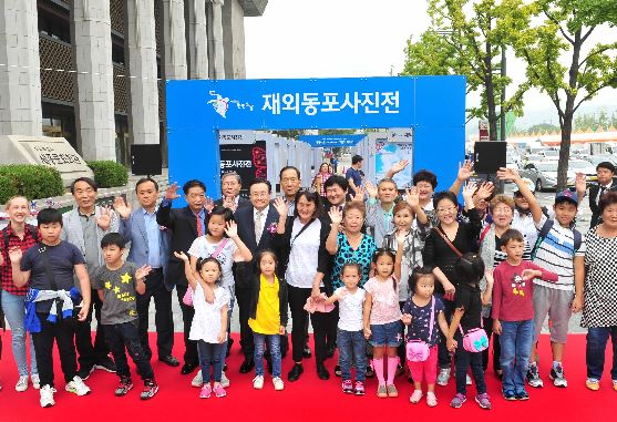 제5회 재외동포 사진전 개막 ,국내 주요 인사와 고려인 동포 80여 명 참석