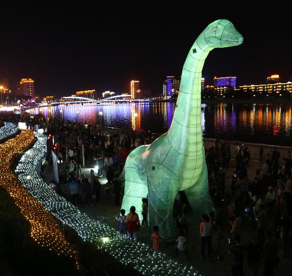 빛축제의 즐길거리 현장 공연무대... 인터넷 생방송도
