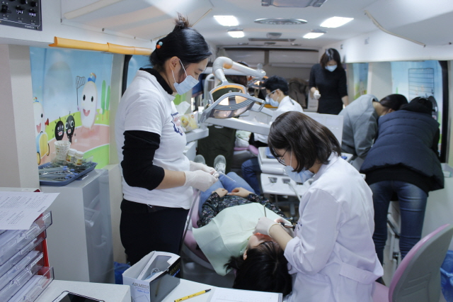 치과 진료로 미소 찾은 중도입국청소년