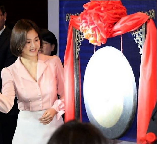 배우 송혜교, 한중정상 국빈만찬에 참석..