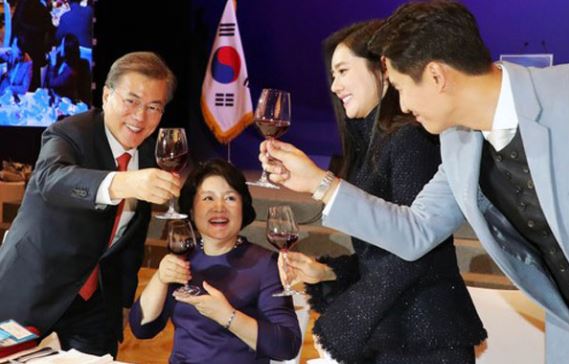 한중커플 추자현♥우효광 부부, 문재인 대통령 내외와 만났다.