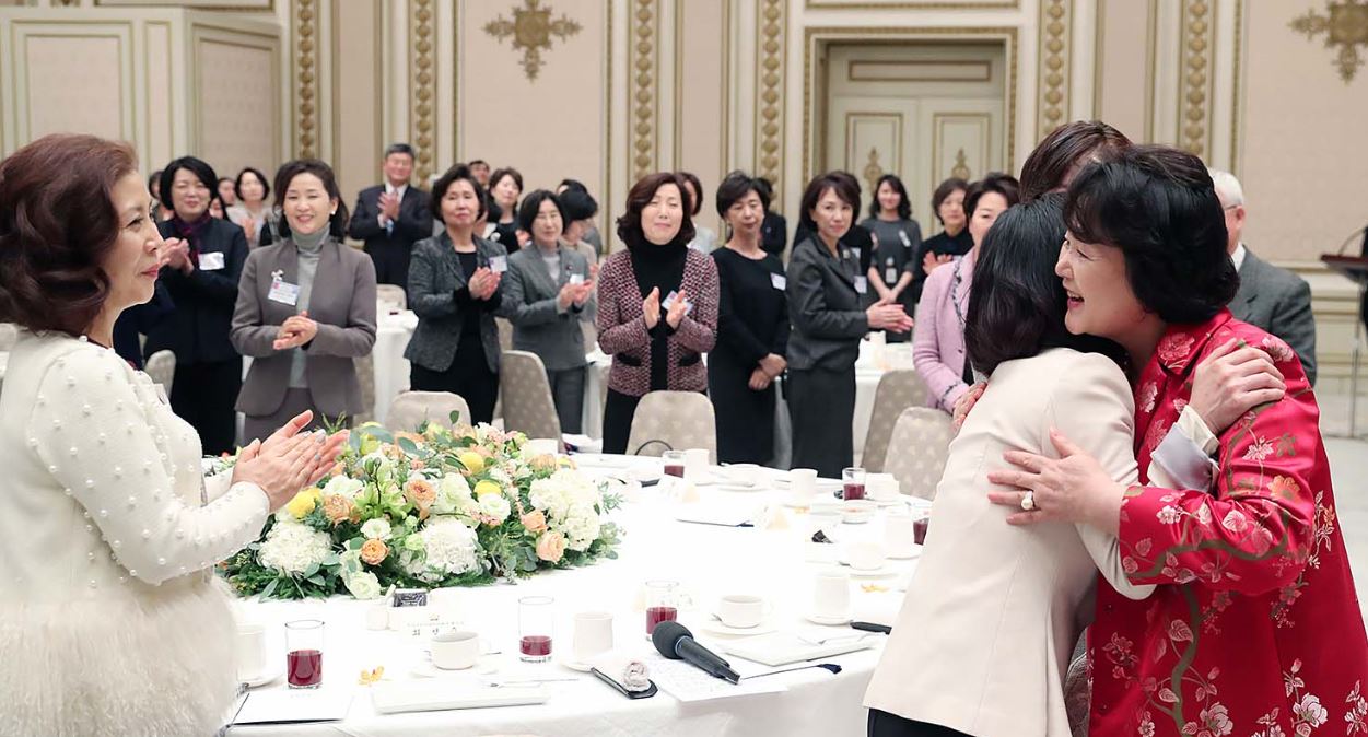 김정숙 여사, 재외공관장 배우자 청와대로 초청해 오찬