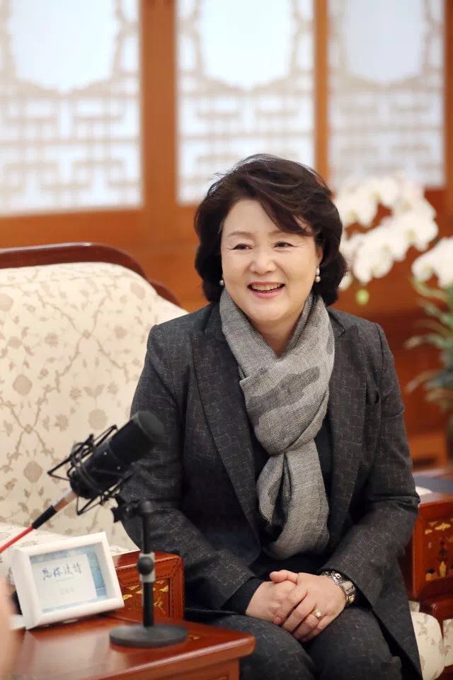 김정숙 여사,  정현종의 시 '방문객' 낭독...中 청취자들에게 소개
