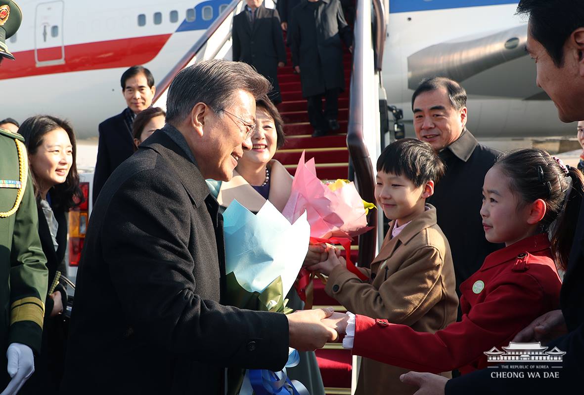 문재인 대통령, 3박4일 중국 국빈 방문 시작... 서우두 공항 영접