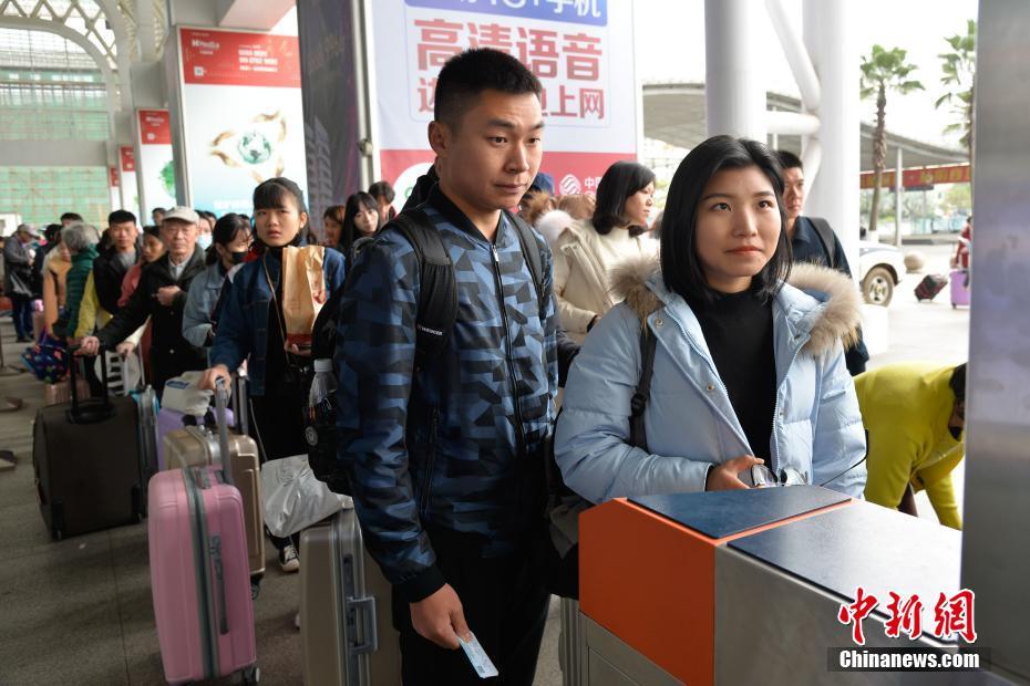 中 춘제 대이동, 첨단기술 도입…안면인식으로 검사
