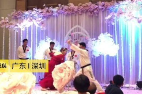 中 혼례식 날 태권도 표현을 한 신랑 ‧ 신부