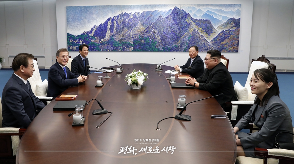 문 대통령 “세계인에 큰 선물하자” 김 위원장 “출발선에서 신호탄을 쏘는 마음”