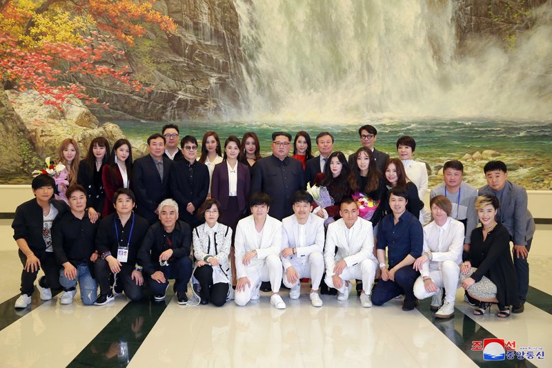 김정은 위원장, 남측예술단 공연 관람