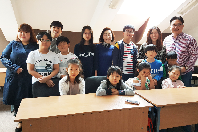 방송인 서경석, 러시아 상트 한글학교에 교육기자재 기증