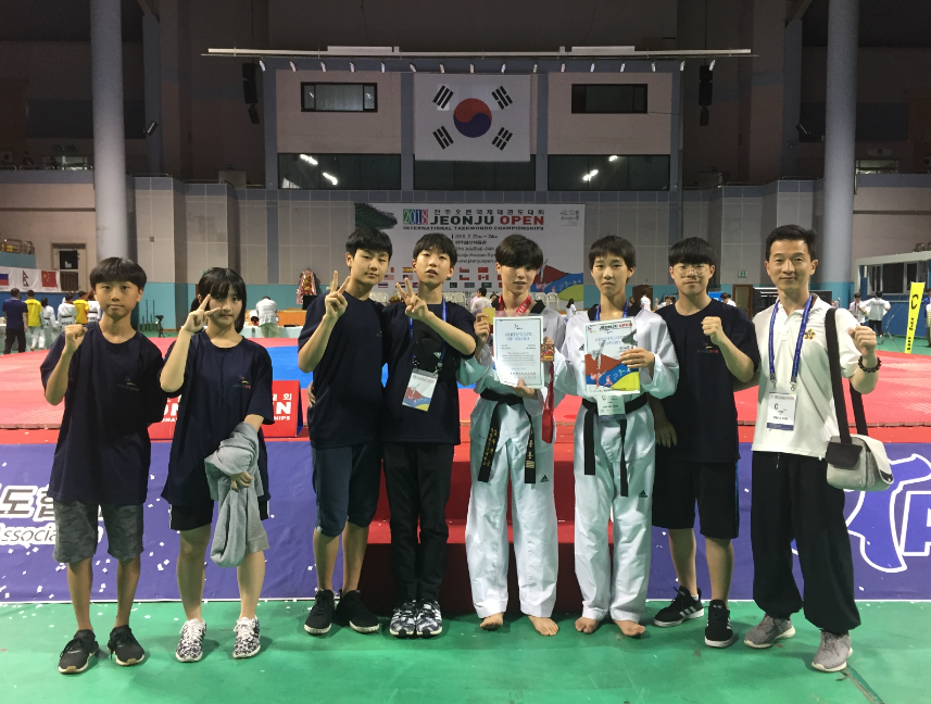 재외한국학교 최초 태권도시범단 한국에 이름을 알리다