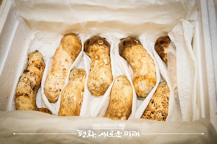 김 위원장, 송이버섯 2톤 선물.. 미상봉 이산가족에 전달