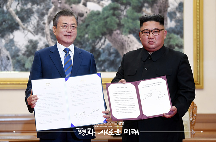남북 정상 ‘9월 평양공동선언’ 서명…김 위원장, 가까운 시일 내 서울 방문
