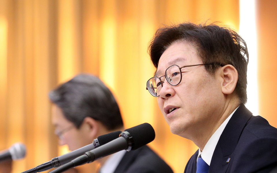 이재명, 첫 확대간부회의 주재 ‘물에 안 젖고 어떻게 고기를 잡나?’