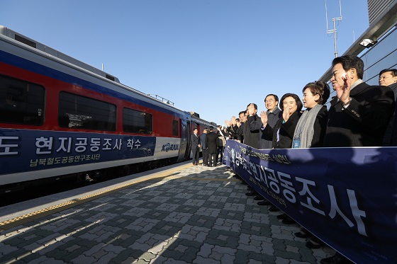 南 열차 北 달린다…남북철도 현지 공동조사 30일 시작