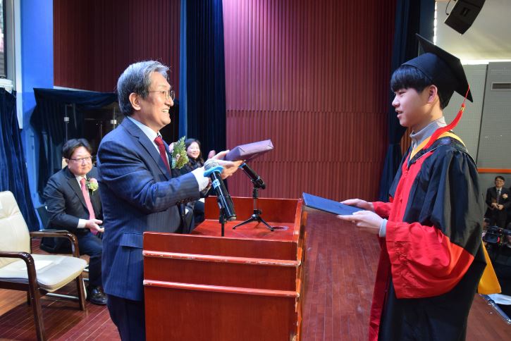 노영민, 북경한국국제학교 졸업식 참석...표창장 수여