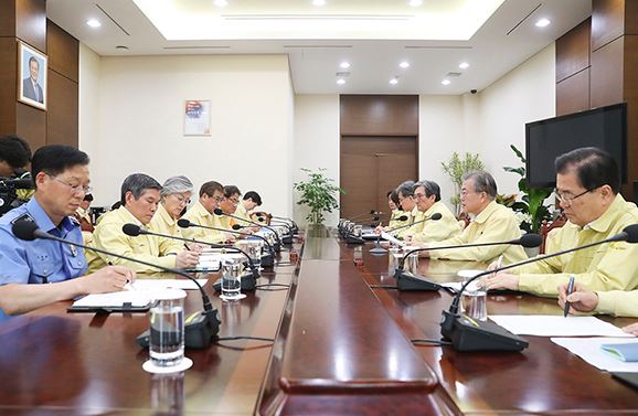 문재인 대통령, 헝가리 총리와 통화…구조활동 협조 요청