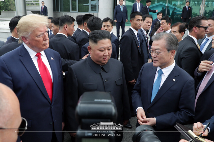 문 대통령, 판문점 회동“전세계와 남북 8000만 겨레에 큰 희망”