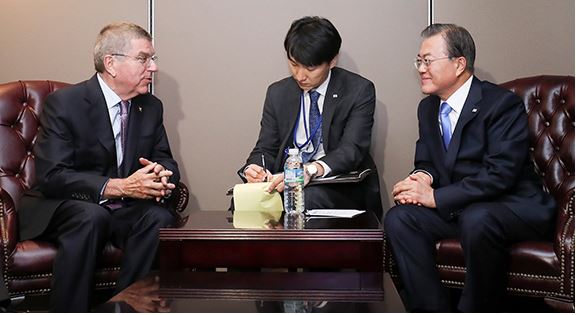 문 대통령, IOC위원장 접견…2032년 올림픽 남북공동유치 논의
