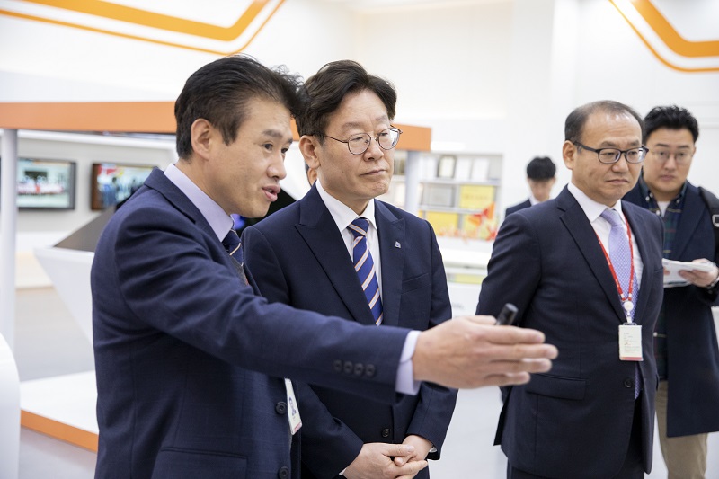 이재명, SK하이닉스 충칭공장 방문 …  반도체 국제경쟁력 강화 강조
