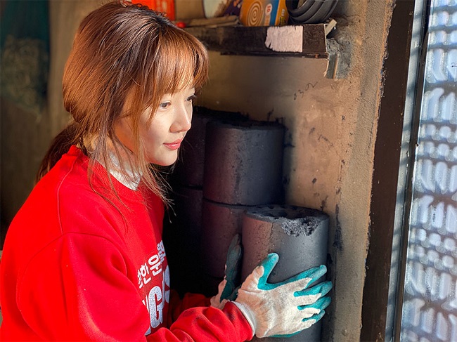 배우 윤송아, 사랑의 연탄나누기 선행