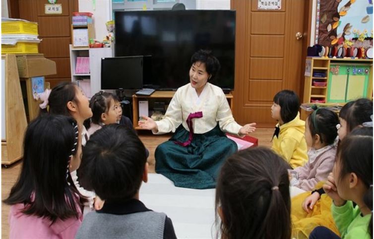 ‘이야기할머니’ 1000명 모집...대한민국 여성 어르신 누구나