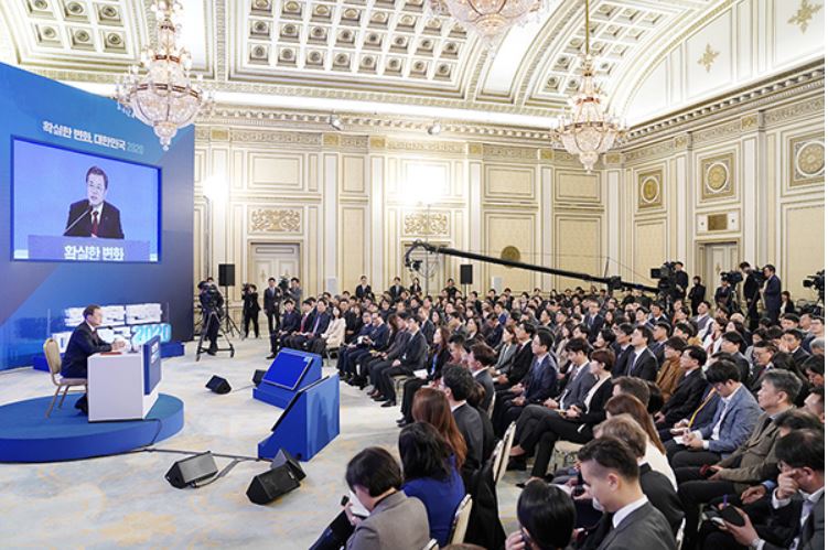문 대통령 “국민을 믿고 초심을 잃지 않고 임기 후반기에도 최선”