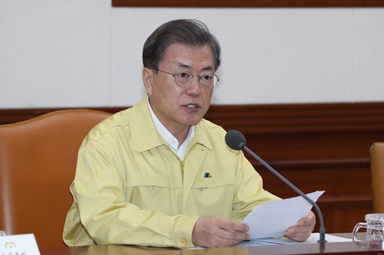 문 대통령, "코로나19 심각단계 격상…전례 없는 강력한 대응"