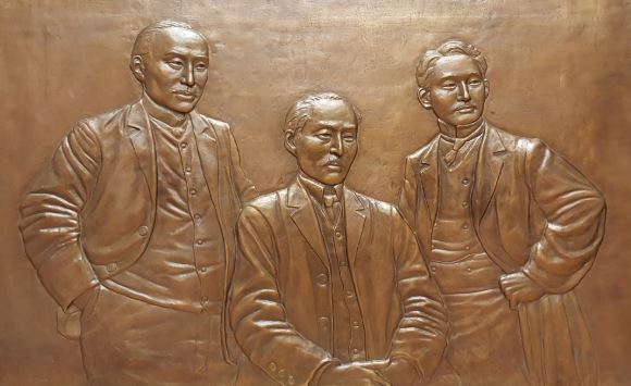 송혜교-서경덕, 홍범도 장군 부조작품 카자흐스탄에 기증