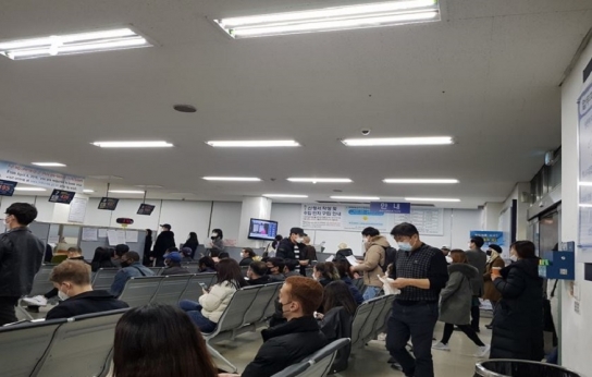 법무부, 등록외국인 체류기간 3개월 직권 연장.."코로나19 확산 방지"