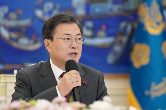 문재인 대통령, “과할 정도로 백신 확보하라”